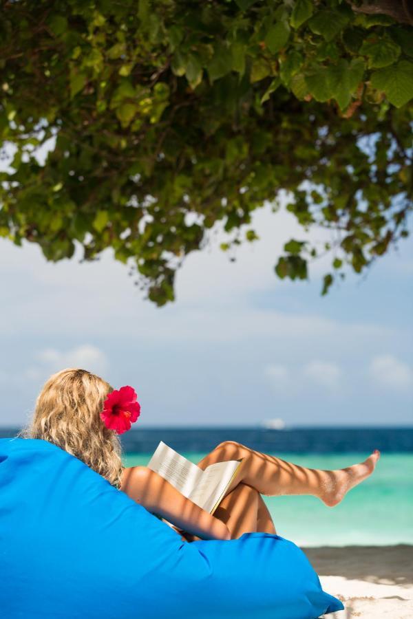 منتجع مالاهيني كودا باندوس هولهومالي المظهر الخارجي الصورة A woman sunbathing on a beach