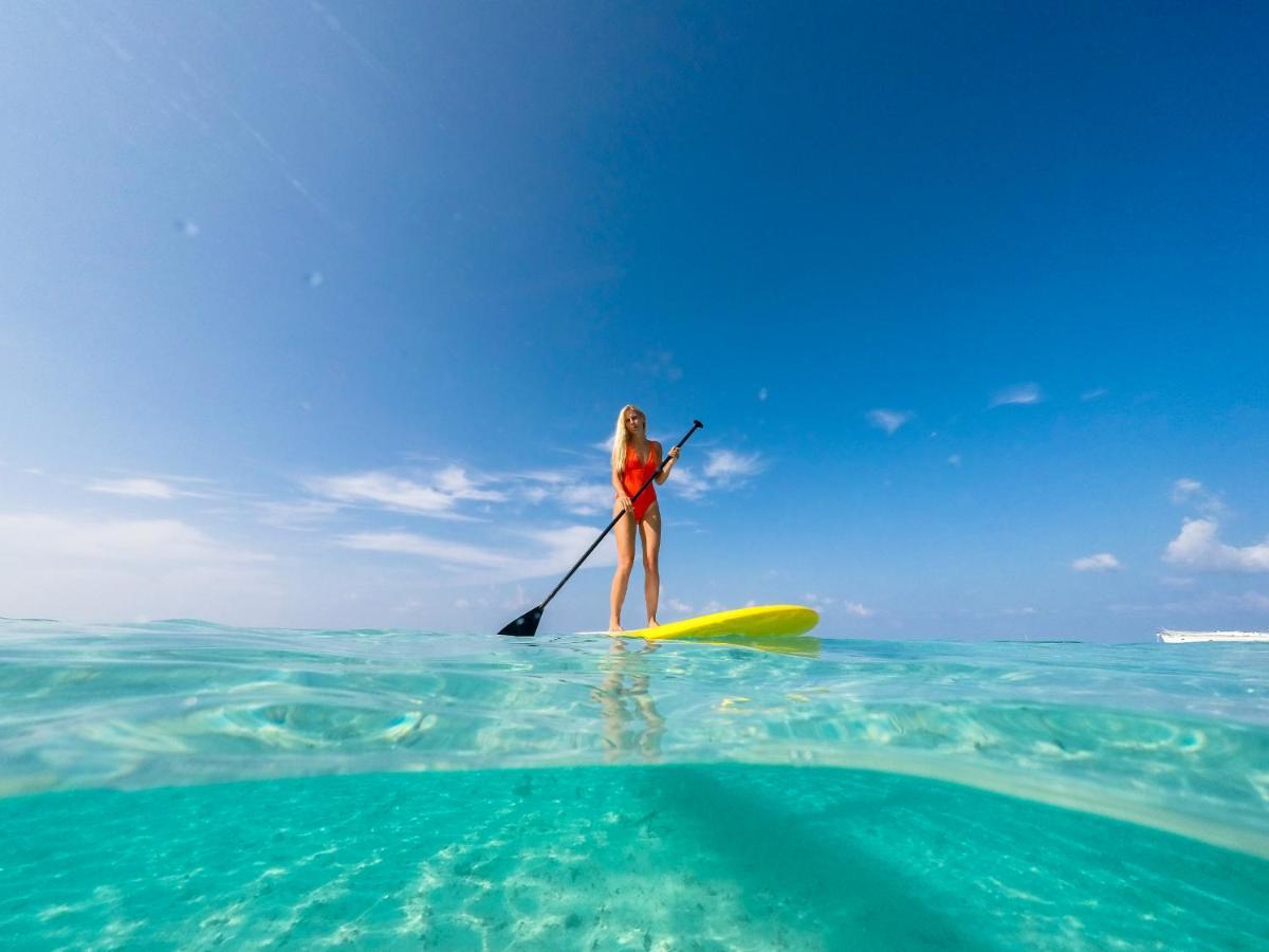 منتجع مالاهيني كودا باندوس هولهومالي المظهر الخارجي الصورة Stand-up paddle boarder in the Maldives