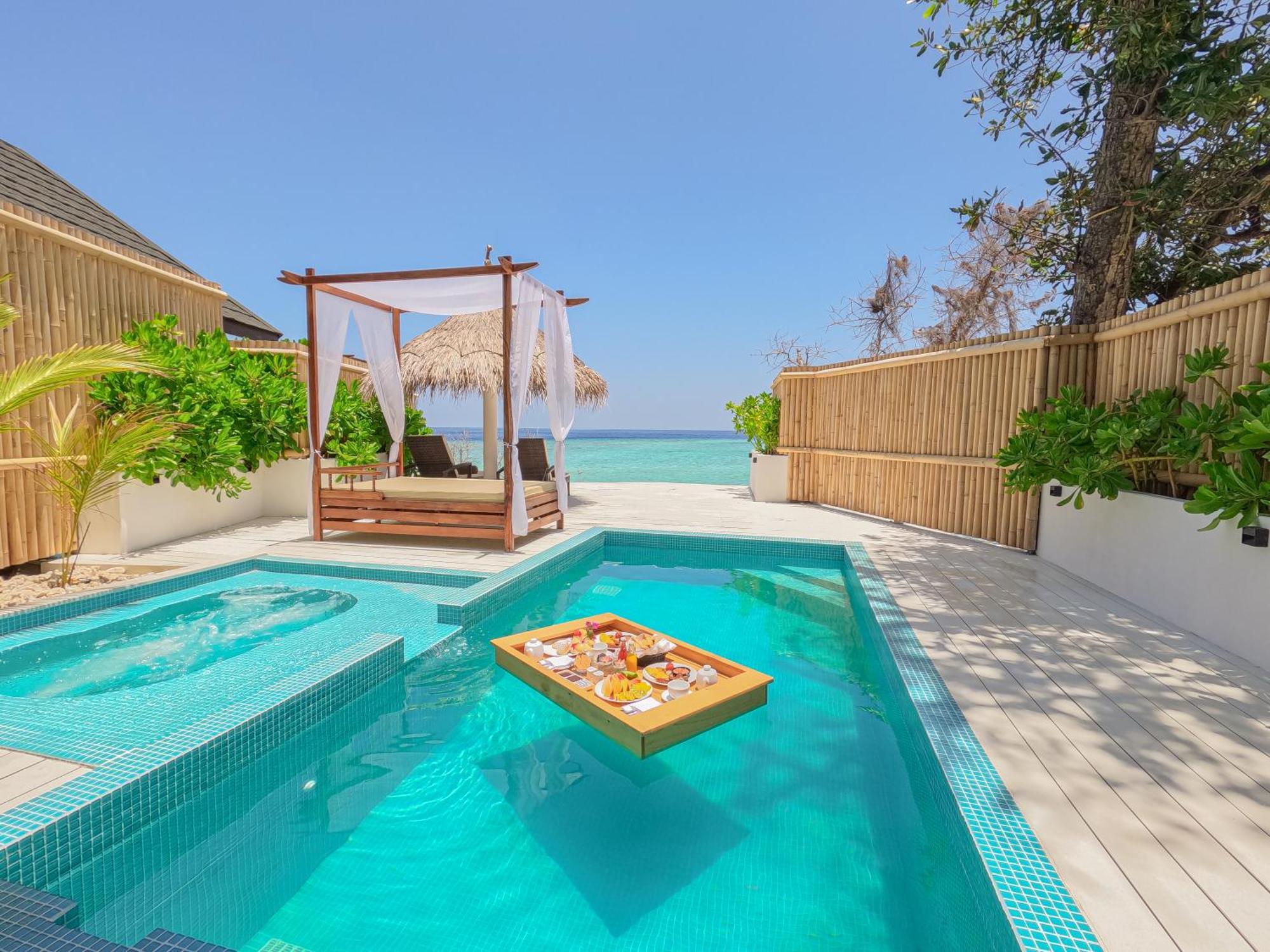 منتجع مالاهيني كودا باندوس هولهومالي المظهر الخارجي الصورة A pool at a resort in Maldives